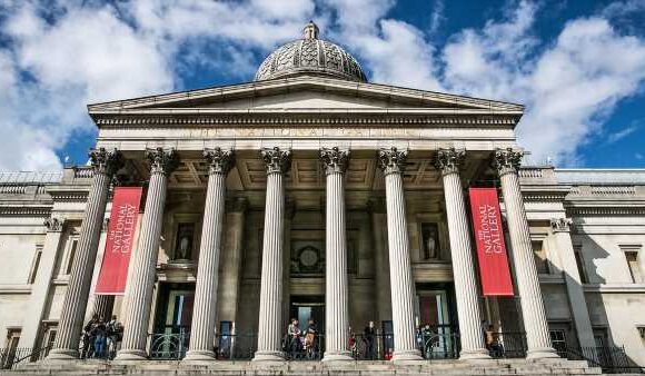 Trafalgar Square evacuated after man reported on National Gallery roof