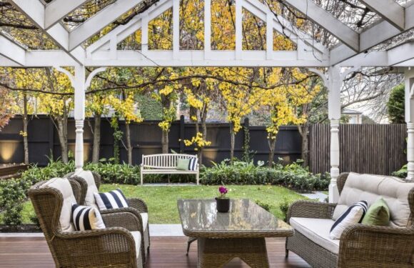 Young family blows away reserve to splash $3.62 million at Balwyn auction