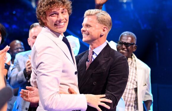 Bobby Brazier’s dad Jeff breaks down in tears as star dedicates EastEnders award to him