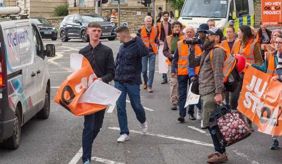 Bristol locals grab Just Stop Oil banners during protest in south west