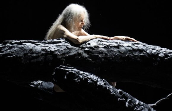 Critic blasts 81-year-old actress's make-up but she wasn't wearing any