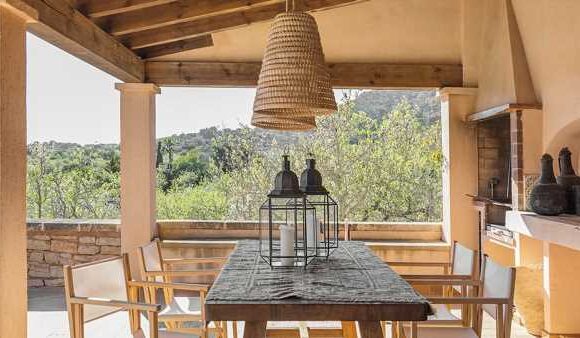 Fashion designer combines vintage finds and modern classics