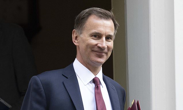 Jeremy Hunt considers curbing benefit rises for tax cuts next election