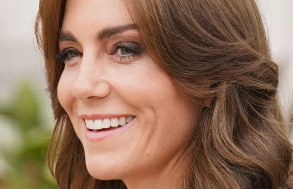 Kate Middleton shows off hand injury during visit to Surrey prison