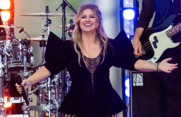 Kelly Clarkson makes ‘woman’s lifetime’ as she surprises her on Vegas Street