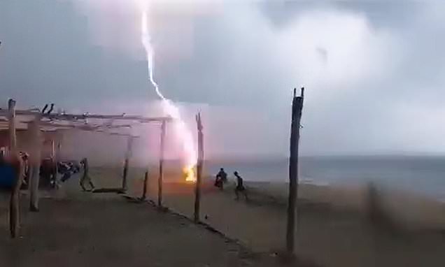 Man and woman are struck by lightning and killed on a Mexico beach