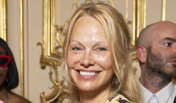 Pamela Anderson stuns amid PFW