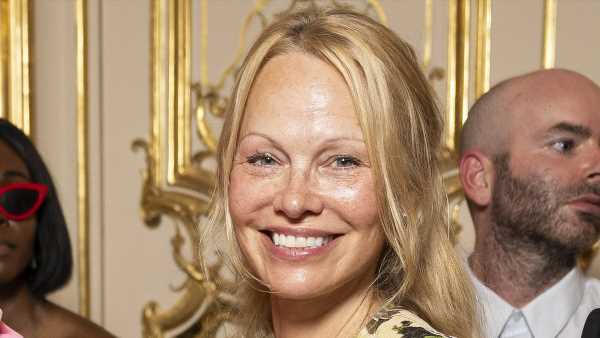 Pamela Anderson stuns amid PFW
