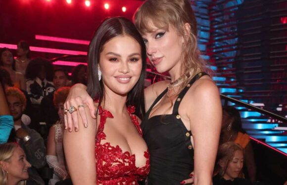 Selena Gomez Jokes She Looks 'Constipated' Next to Taylor Swift in VMAs Photo – See the Pic!