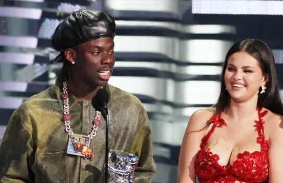 Selena Gomez Wins First VMA in 10 Years for Calm Down With Rema!