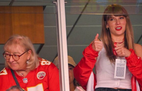 Taylor Swift left Travis Kelce’s home with his family before Sunday’s game