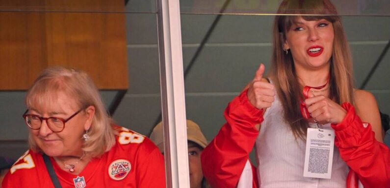Taylor Swift left Travis Kelce’s home with his family before Sunday’s game