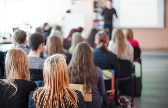 Young 'risk being worse off than their parents' – social mobility tsar