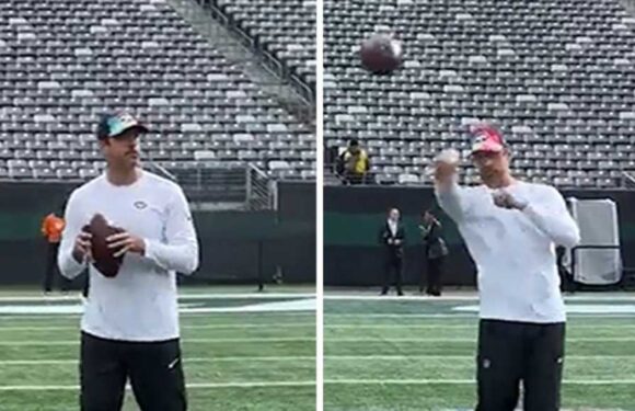 Aaron Rodgers Bounces Around, Throws Passes Before Jets Game