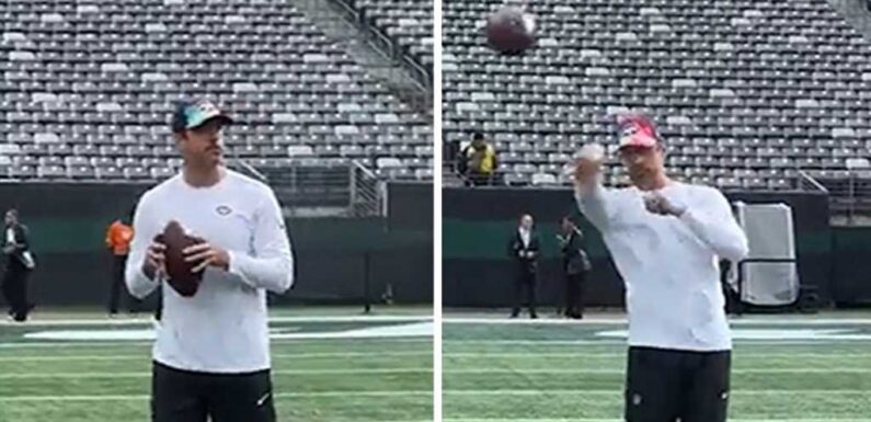 Aaron Rodgers Bounces Around, Throws Passes Before Jets Game