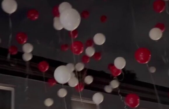 Dave Courtney mourners let off balloons at his favourite pub