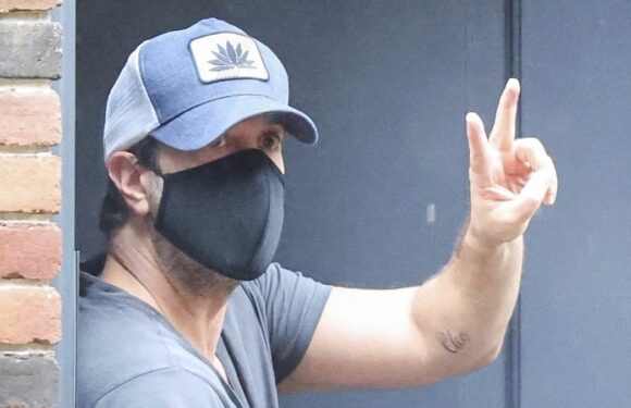 David Schwimmer waits in NYC for food after Matthew Perry's death