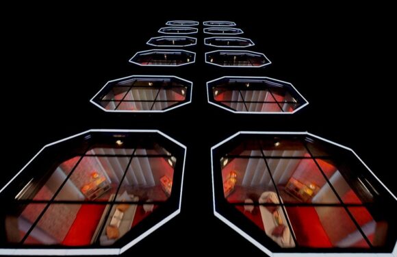 How long do Love is Blind contestants actually spend in the pods?