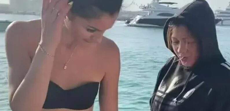 Model leaves people utterly stunned as she plays with her kid on a yacht but seems to have forgotten her bikini bottoms | The Sun