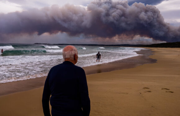 Nervous wait for NSW coastal towns amid looming fire