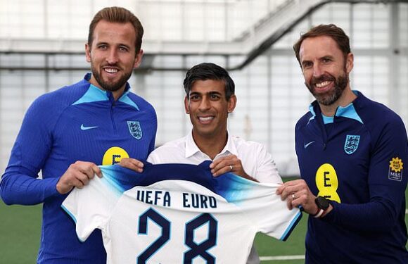 Rishi Sunak chats with England stars after Euro 2028 announcement