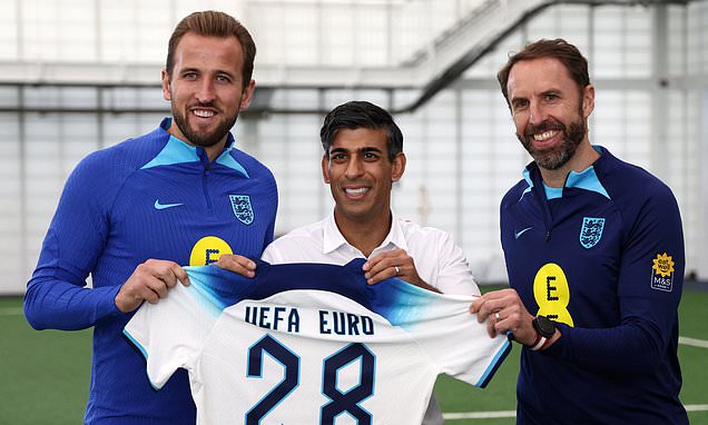 Rishi Sunak chats with England stars after Euro 2028 announcement