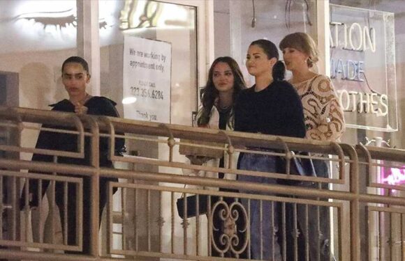 Taylor Swift Grabs Dinner With Selena Gomez And Zoë Kravitz in L.A.