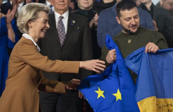 The EU 'will announce Ukraine membership talks in December'