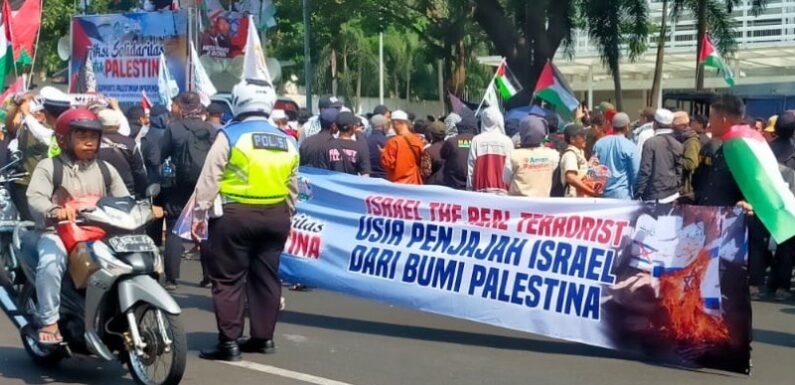 ‘We hear the call of jihad’: Indonesian hardliners take pro-Palestinian message to US embassy