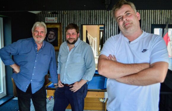 Antiques Road Trip expert sells Corrie star’s handcuffs for disappointing value