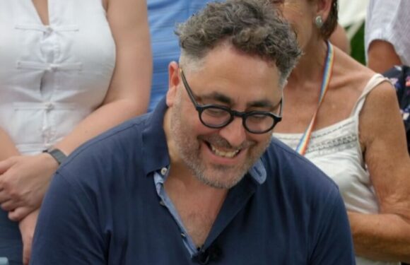 Antiques Roadshow guest laughs after staggering valuation of item found in attic