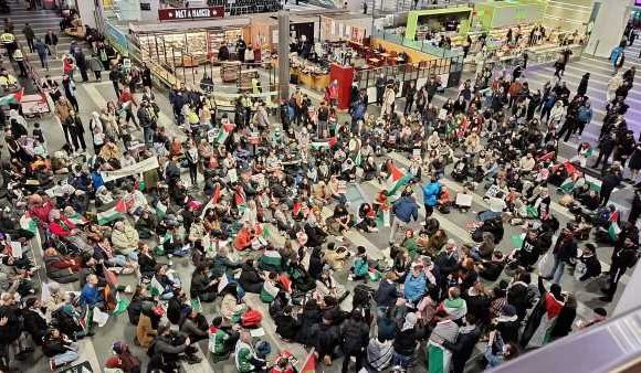 Birmingham New Street station is invaded by pro-Palestinian supporters