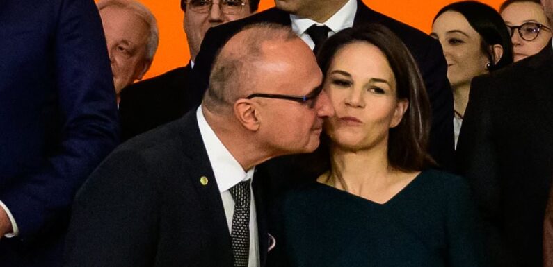 Croatian minister tries to kiss German counterpart in group photo