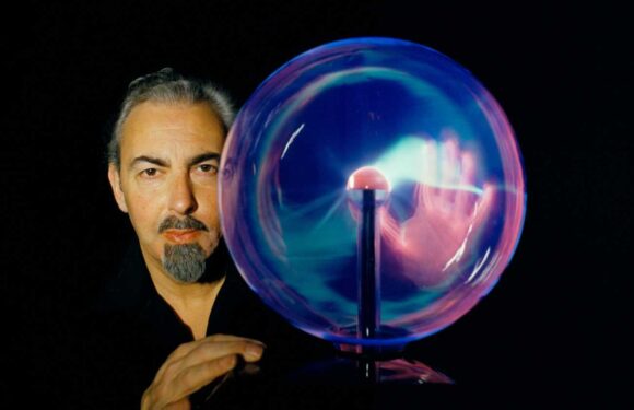 David Berglas dead: World-famous magician known as The International Man of Mystery & star of hit TV show dies aged 97 | The Sun