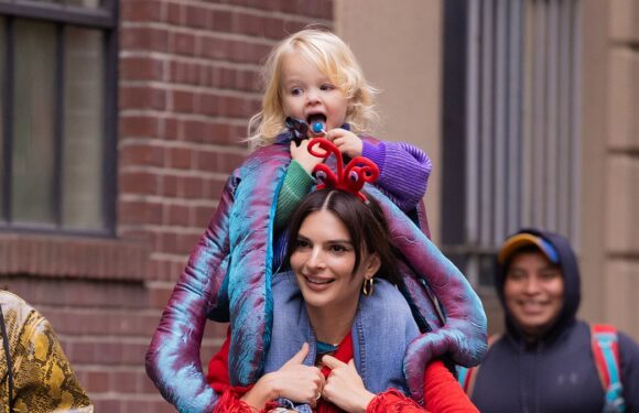 Emily Ratajkowski and Kirsten Dunst take kids trick-or-treating