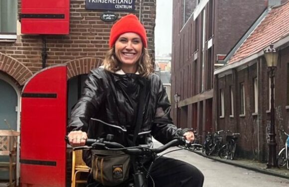 Eurosport host defends her decision not to wear a cycle helmet