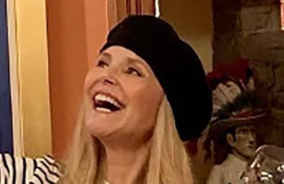 Hollywood celebrates Thanksgiving in fun–loving style