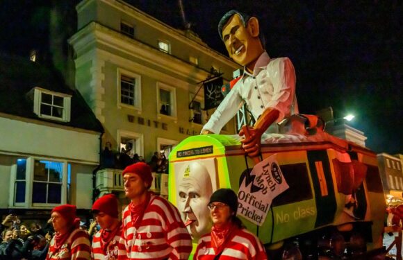 Huge Rishi Sunak effigy carried through streets for UK bonfire as revellers boo