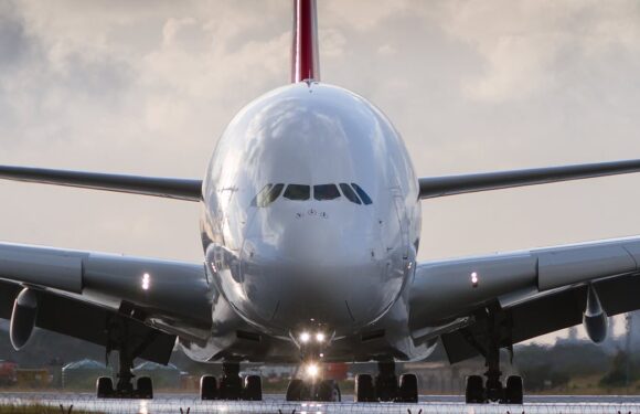Man takes off clothes and threatens to kill passengers on Thai flight