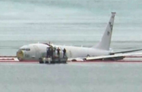 Military plane crash lands in Kaneohe Bay, Hawaii ocean with 9 passengers on board as craft seen floating in water | The Sun