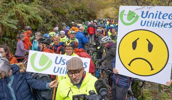 More than 1,000 locals protest to keep Lake District road open