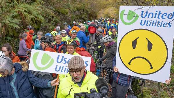 More than 1,000 locals protest to keep Lake District road open