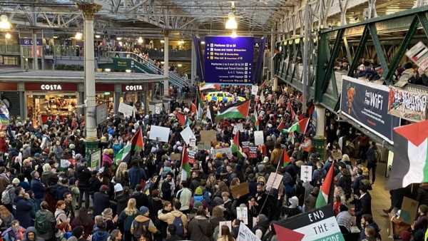 Poppy seller leaves Waverley station amid Palestine protest