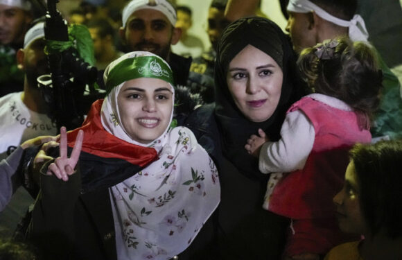Prisoners return to West Bank greeted by a sea of Hamas green