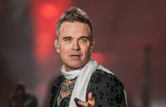 Robbie Williams ends Melbourne gig with tribute to fan who died in Sydney