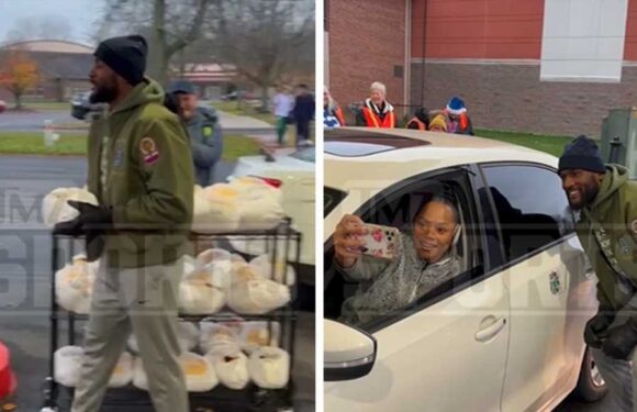 Shaquille Leonard Passes Out Turkeys In Indianapolis After 'Shocking' Colts Cut