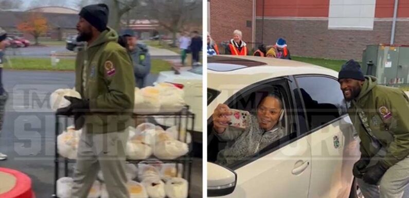 Shaquille Leonard Passes Out Turkeys In Indianapolis After 'Shocking' Colts Cut