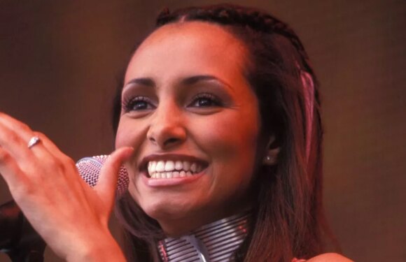 The Voice viewers shocked as 90s popstar fails to get turns from coaches during audition