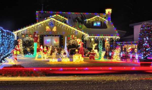 Woman brands neighbour attention seeker over early Christmas decorations