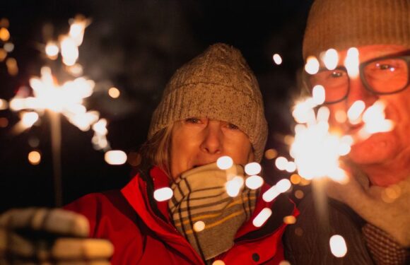 You shouldn’t wear loose clothing when using sparklers – it could cause accident